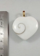 Load image into Gallery viewer, Madagascar Shell Heart-shaped Necklace
